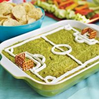 Campo de fútbol de ensalada y guacamole para el día del padre